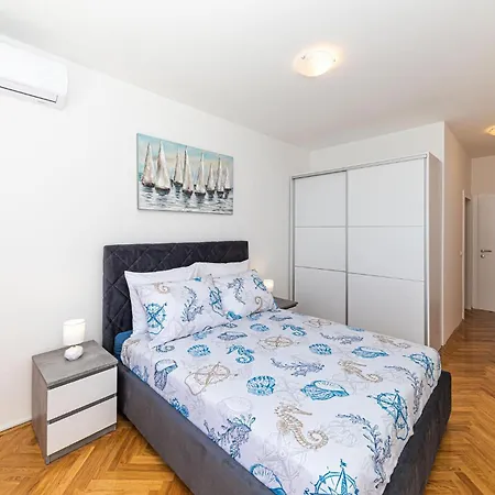 Apartment 3 Bedroom In Marina
